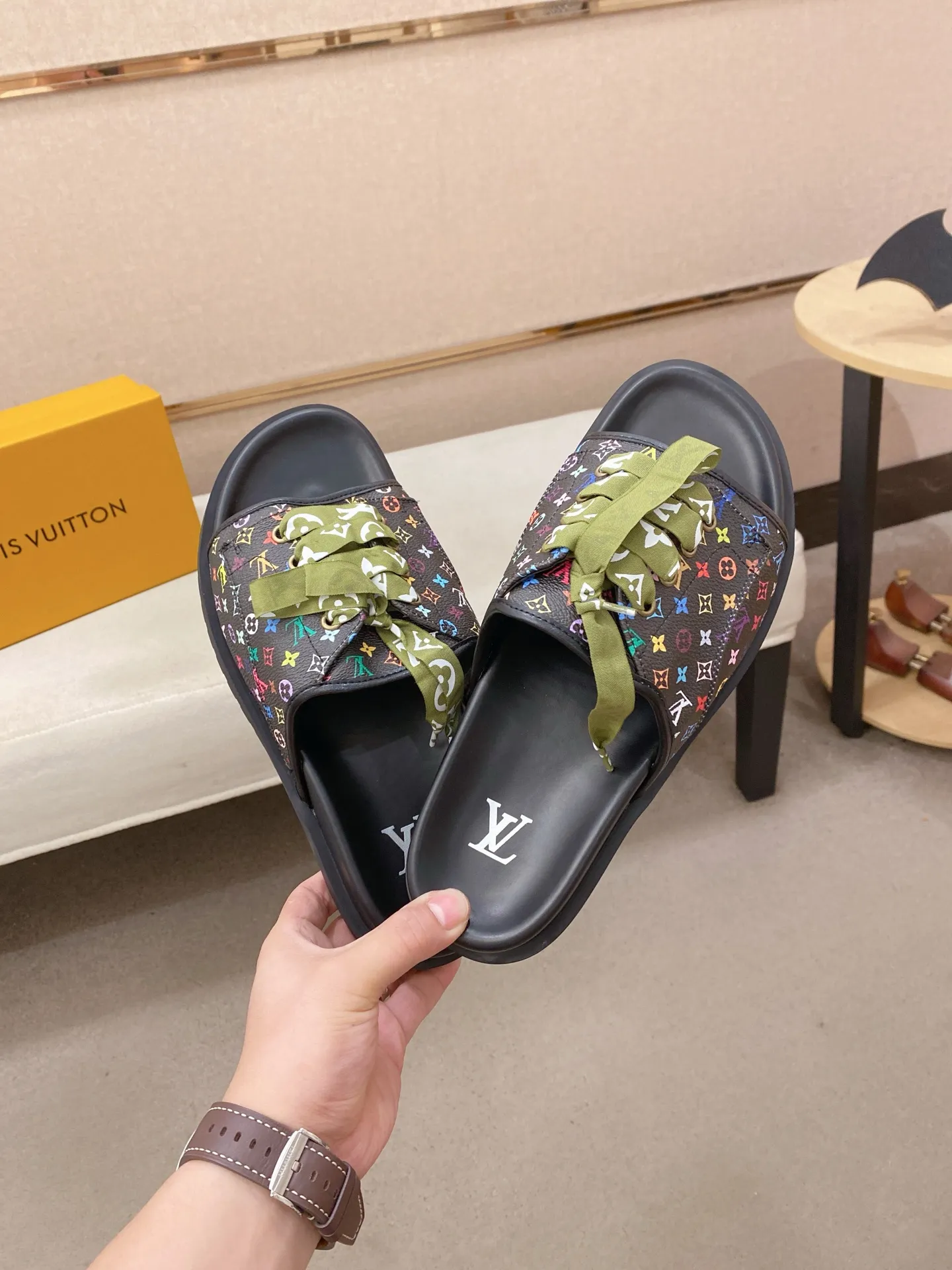 Men's shoes 💰: 340💰Made by LV🔍Top purchasing agents. Men's spring and summer slippers are available at the same counter. The uppers are imported cowhide from Italy, with logo graphics and high-quality craftsmanship. Soles: original soles specially provided by the original factory. Exclusive movable molded soles are super comfortable. Original goods follow orders. 🔍🔍High quality. You can enter and exit the counter at will. Welcome to compare. Size 38-44.